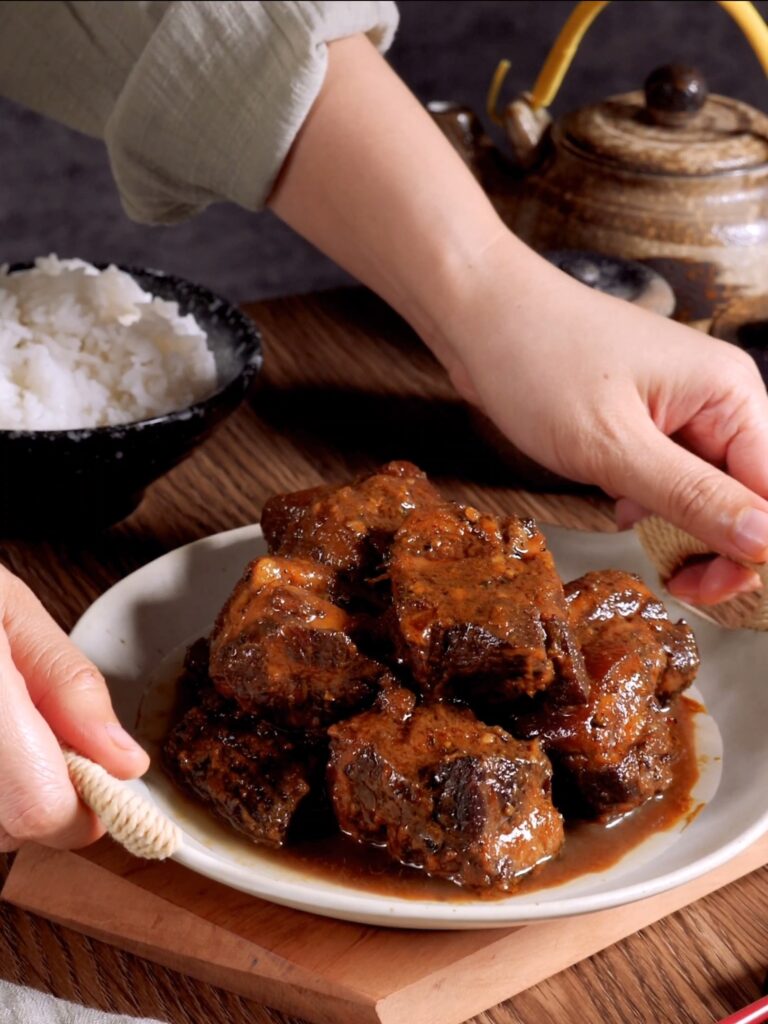 หมูฮ้องสูตรภูเก็ตตุ๋นจนเปื่อยนุ่ม เสิร์ฟพร้อมข้าวสวยร้อน ๆ