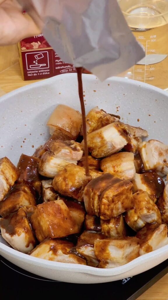 ราดซอสหมูฮ้องสูตรภูเก็ตลงบนหมูสามชั้นก่อนนำไปตุ๋น